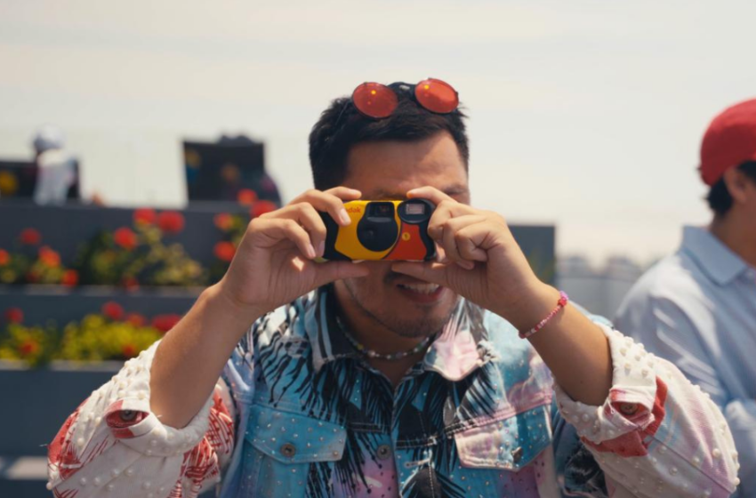  Ales Sandro presenta el videoclip de “Tinto de Verano (muy de verano)” junto a Mena Franco