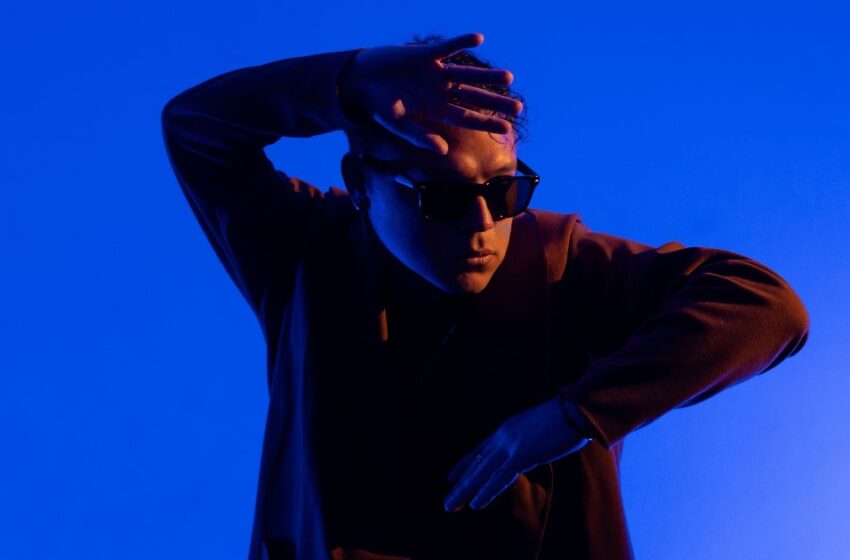  Maicol Vera le pone imágenes al amor a distancia en el videoclip de «Elena»
